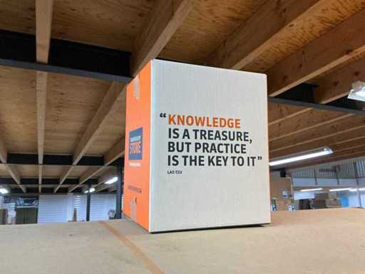 Partij kartonnen dozen bedrukt 235x200x285cm (3600x)