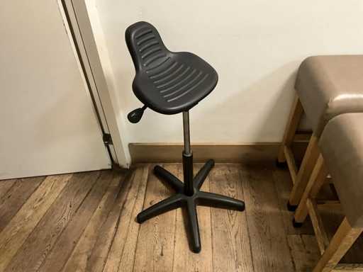 Manutan - Sto?ek roboczy