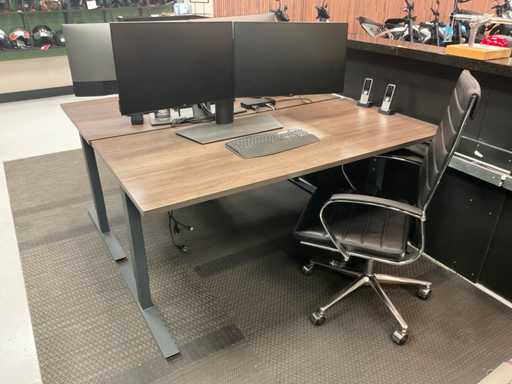 Scrivania + schermi Dell da 27" + sedia da ufficio