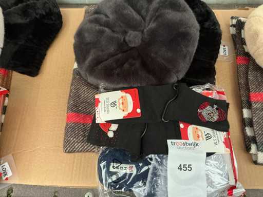 Charge verschiedener Kleidungsstücke.