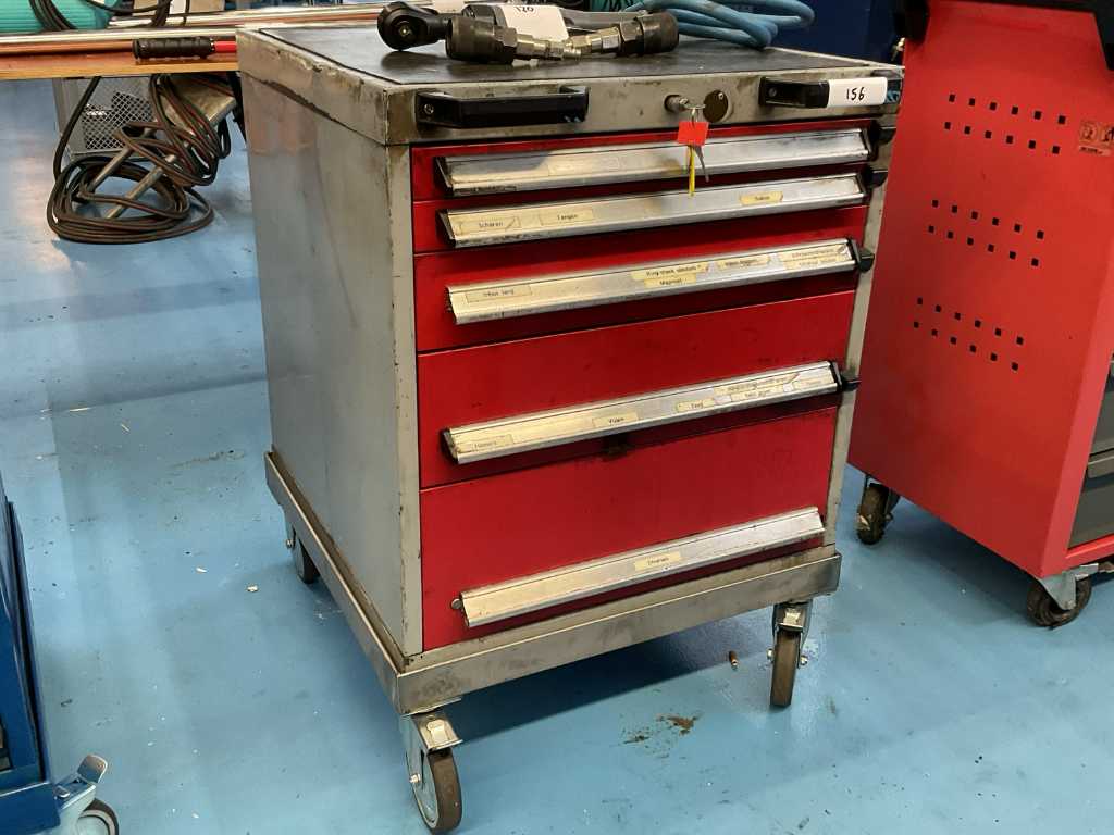 Mobile chest of drawers with hand tools