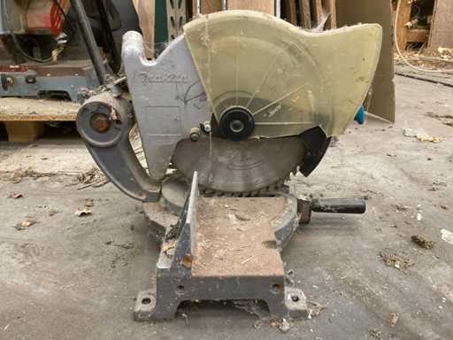 Afkortcirkelzaagmachines en stofzuiger