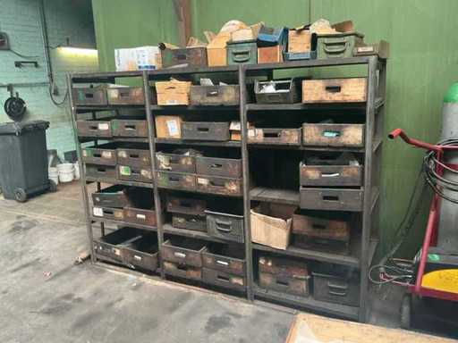 Wandrek met houten bakken