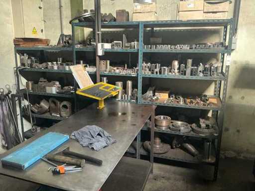 Rek met grote partij tools
