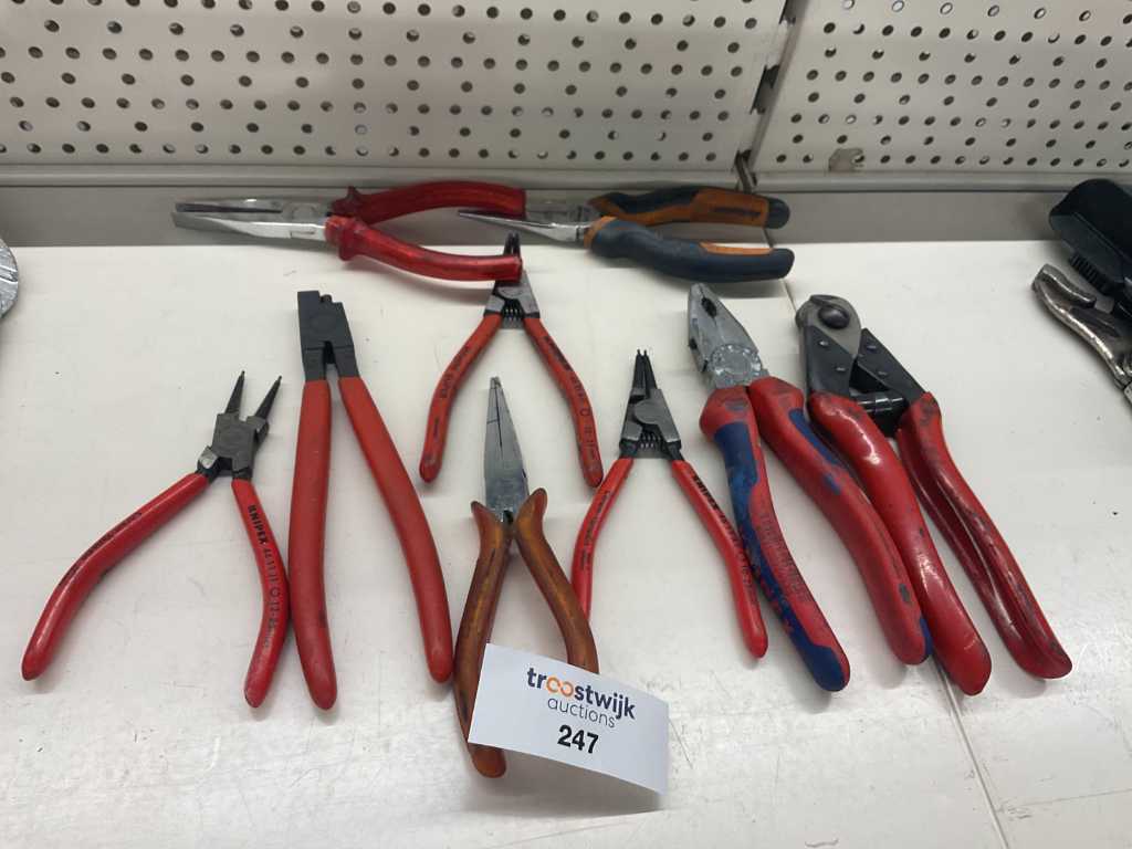Different pliers (9x)
