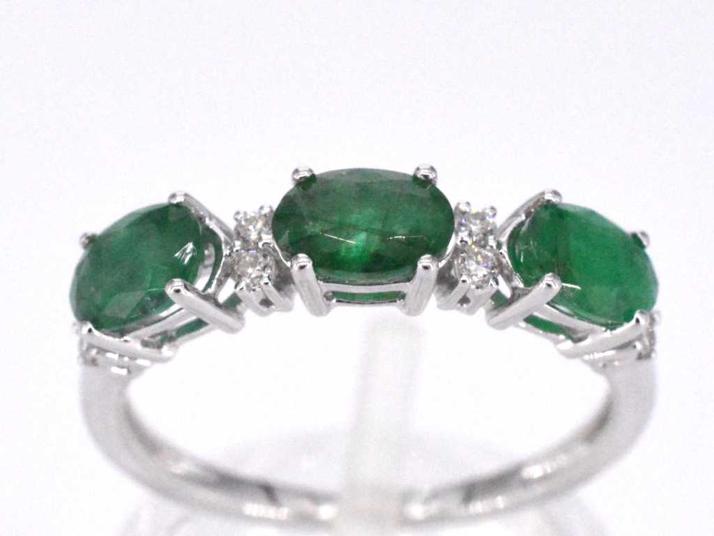 Witgouden ring met diamanten en smaragd