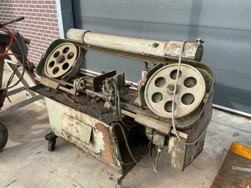 Scie à ruban horizontale