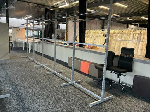 Ungefähr 70 Laufmeter modulare Regale