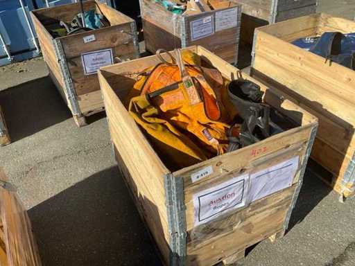 Różne urządzenia operacyjne, w tym worki dźwigowe