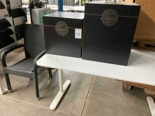 Boîtes décoratives et chaises (2x)