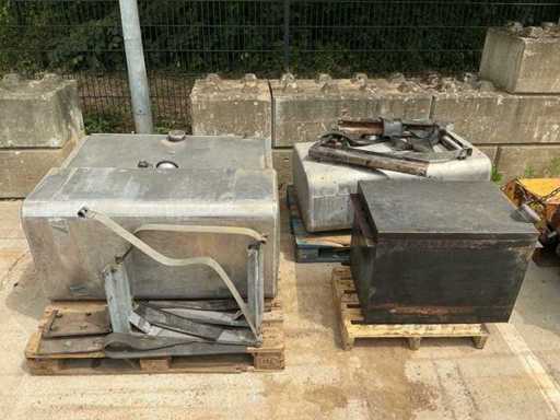 Los 4 Tanks – 3 Aluminium-Wassertanks und 1 Stahltank