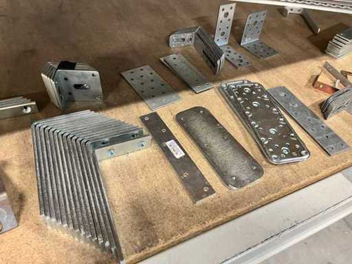 Ho mescolato molti angoli, piastre perforate, connettori piatti, ecc.