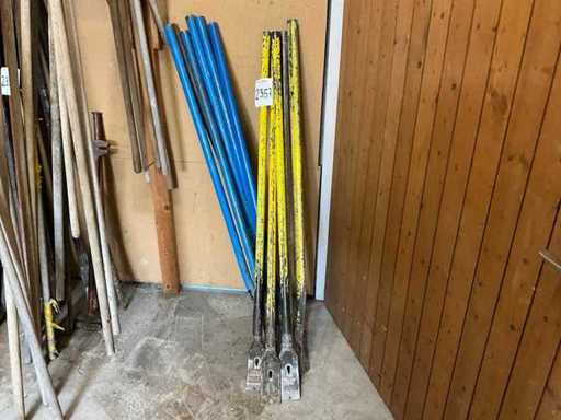 Multă echipament de demontare