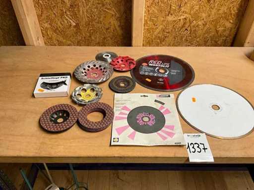 Molti dischi da taglio e ciotole da macinazione