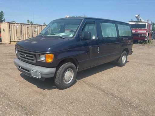 Auto passeggeri Ford E150 XL del 2003