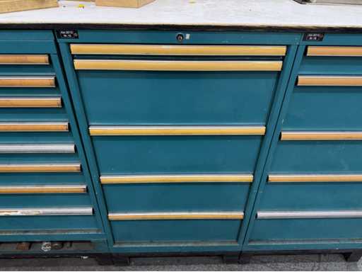   Armoire à tiroirs avec contenu