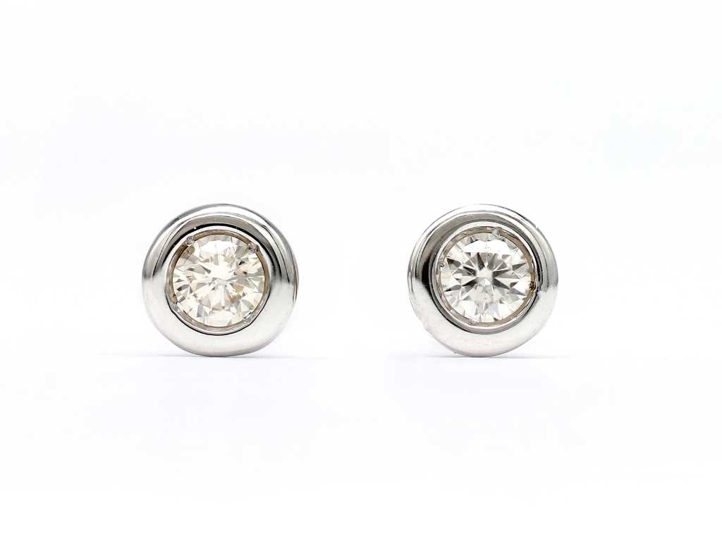 18 KT White gold Earring With Natural Diamonds