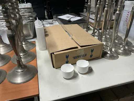 Plastikowe kubki AMC i butelki po sosie (53x)