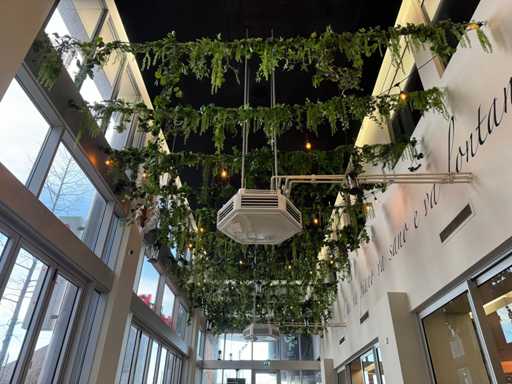 Plafond decoratie met verlichting