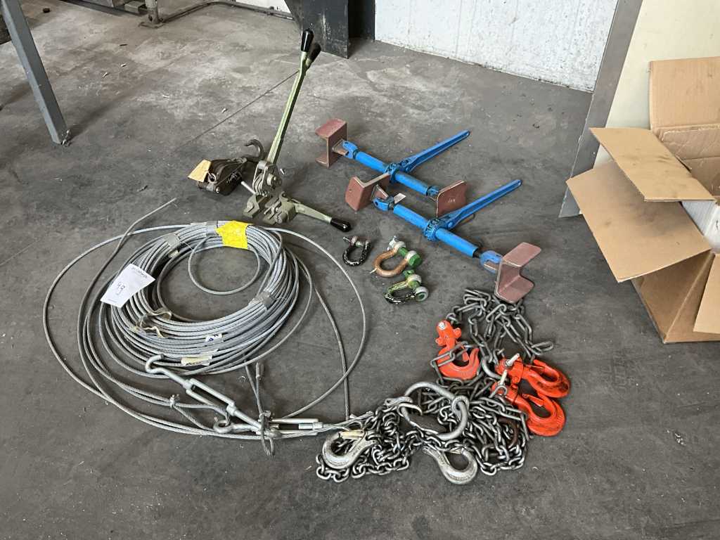 Batch of hoisting and lifting accessories