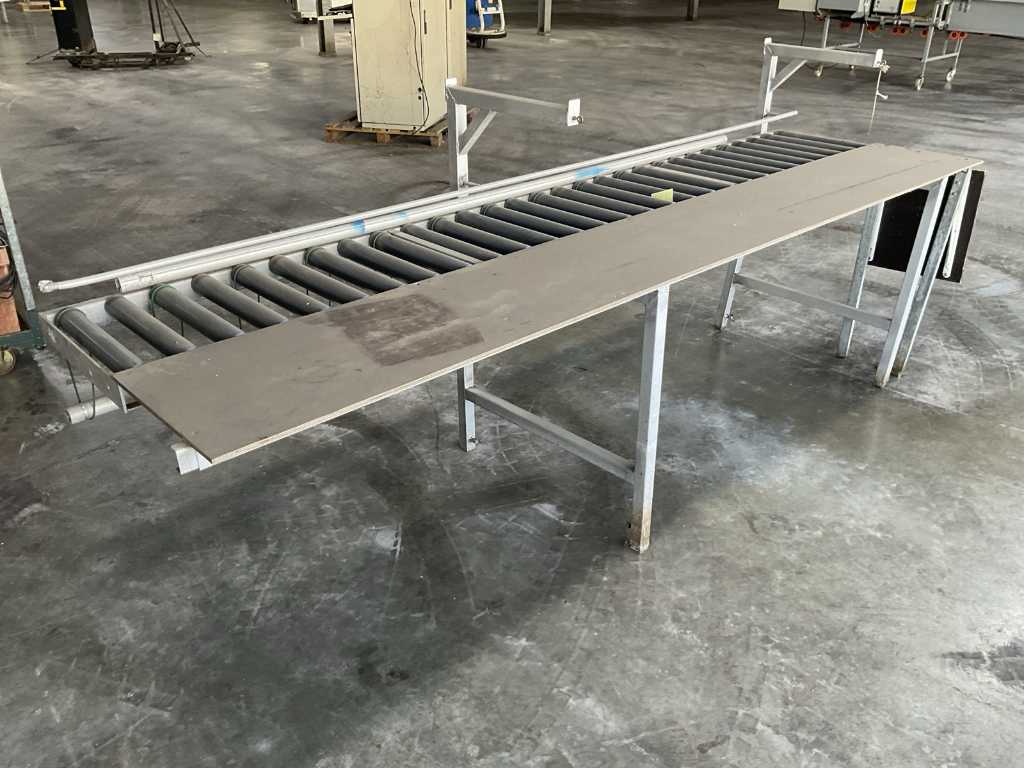 Workbench with roller conveyor