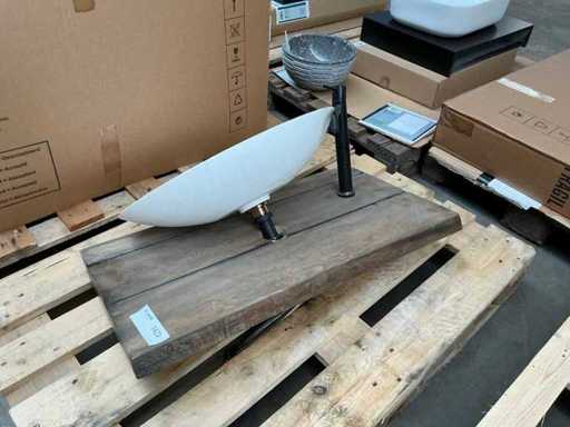 Mobili da bagno con lavandino e rubinetto