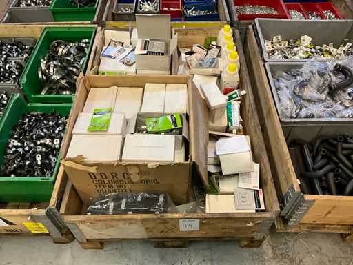 Partij fittingen, bodylotion en diversen