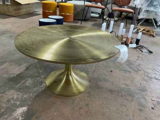 Maimuța Îndrăzneață Hipnotizând Masa de Cafea