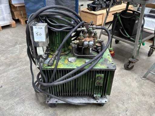 Hydraulikeinheit mit Pumpe und Ventilblock