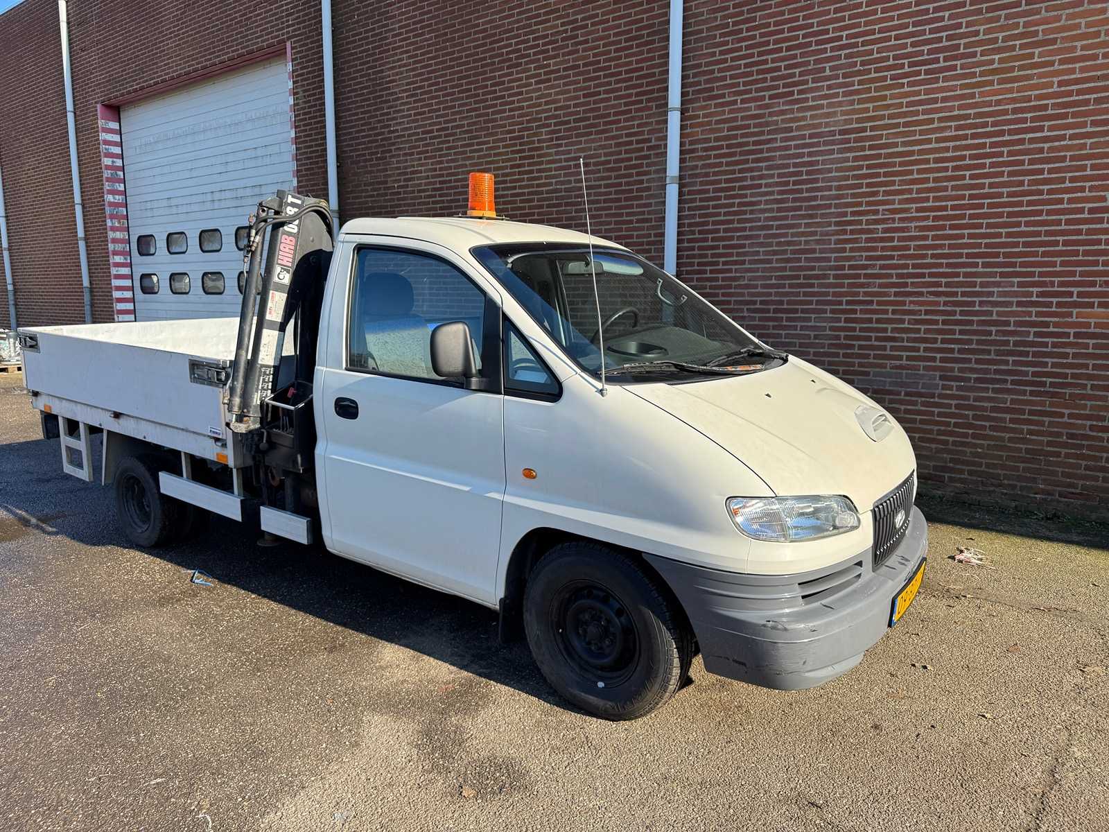 Hyundai – H 200 – 2.5 TCI LWB – Open box truck with aluminum body + crane Hiab 0,8T