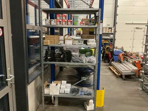 Lagerregal mit Inhalten