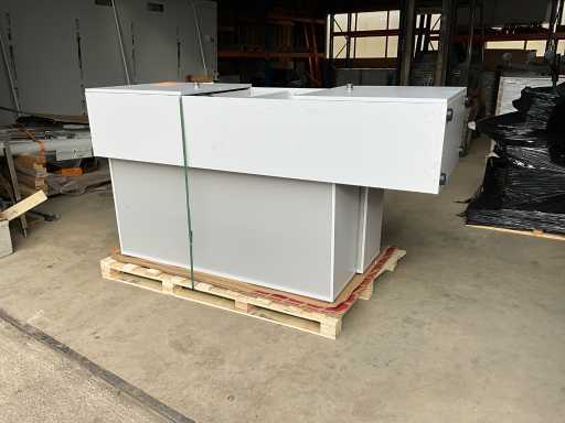 2x Schiebetürenschrank, 1x Kasten