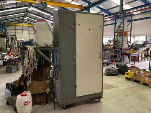 Dulap de lucru pentru umplerea bateriilor cu ap? desitilat?