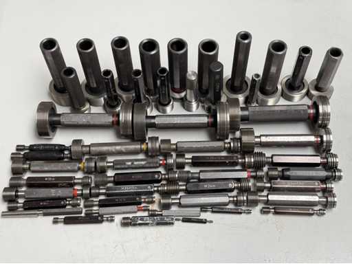   Lot of thread gauges / gauges