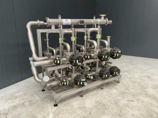 Collettore in acciaio inox con scambiatore di calore tubolare e valvole inutilizzate