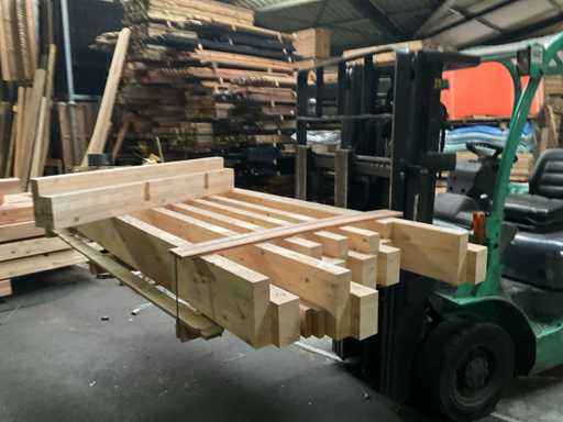 Un lot de grinzi de molid rindeluite