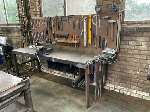 Stalowy stół warsztatowy wraz z narzędziami