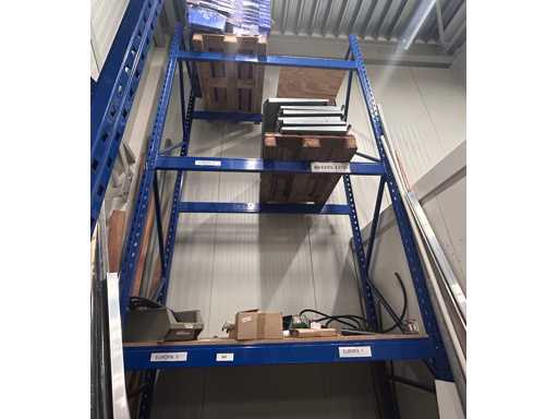 Étagère à palettes avec contenu