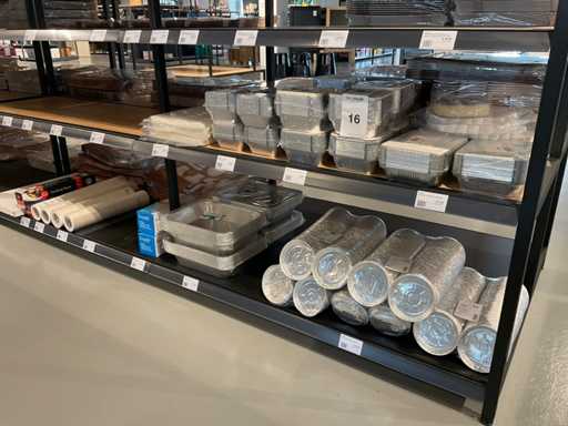 Partij o.a aluminium bakken, schalen, spuitzakken.