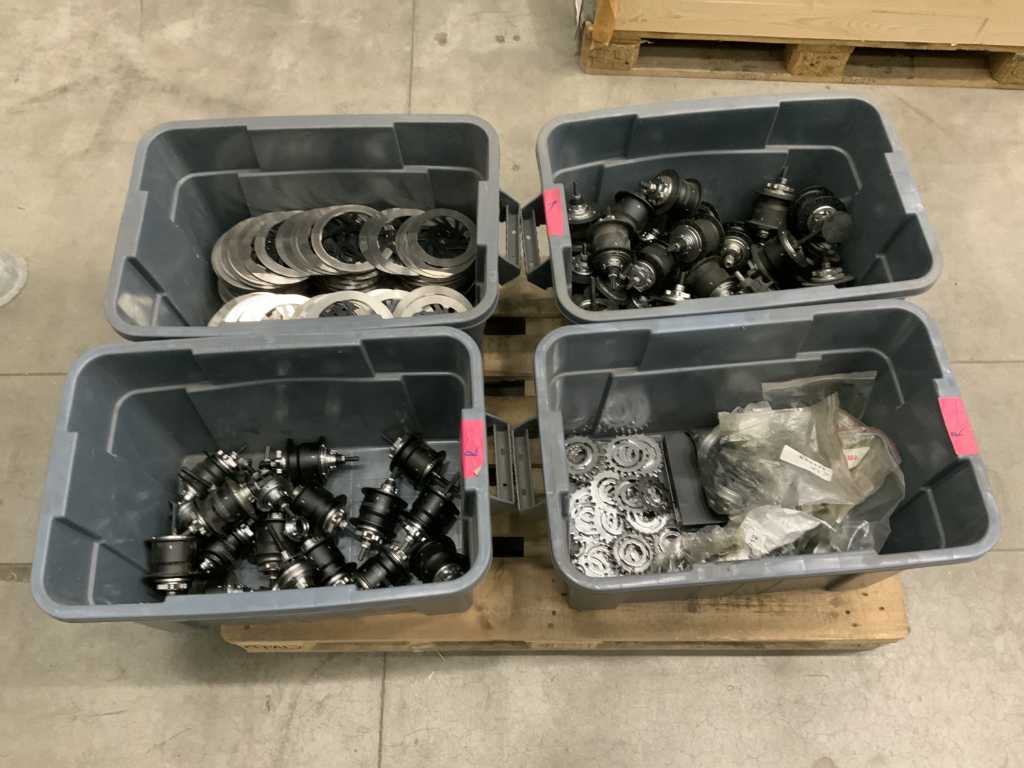Batch of rear hubs, sprockets and brake discs