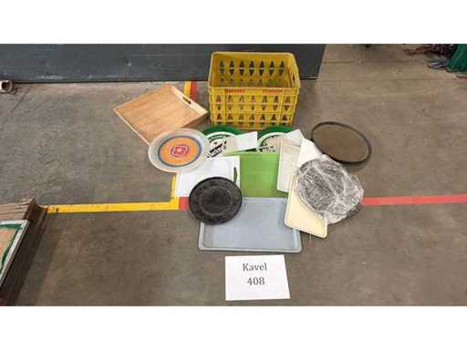 Caisse avec plateaux