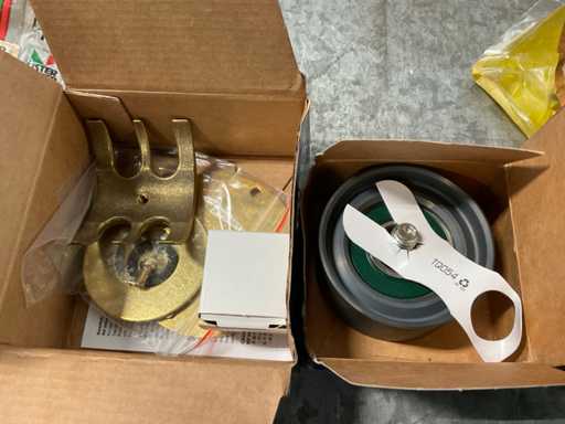 Volvo Verschiedene Teile (2x)