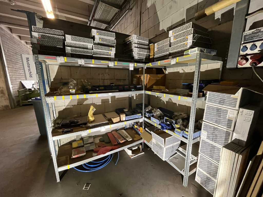Rack de depozitare cu diverse echipamente de birou