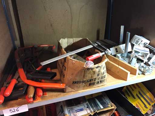 Charge von Klemmen und Sägehalterungen