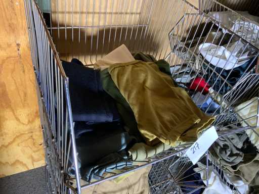 Varie mutande e camicie militari