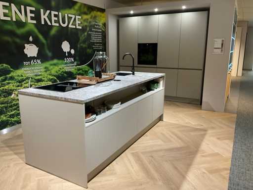 Schüller Matera Eiland schowroomkeuken met kastenwand