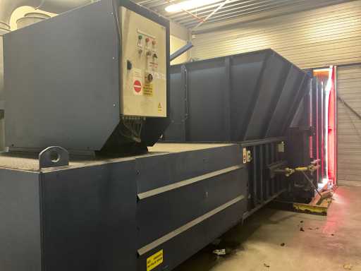 Compacteur de déchets COBRA avec compacteur