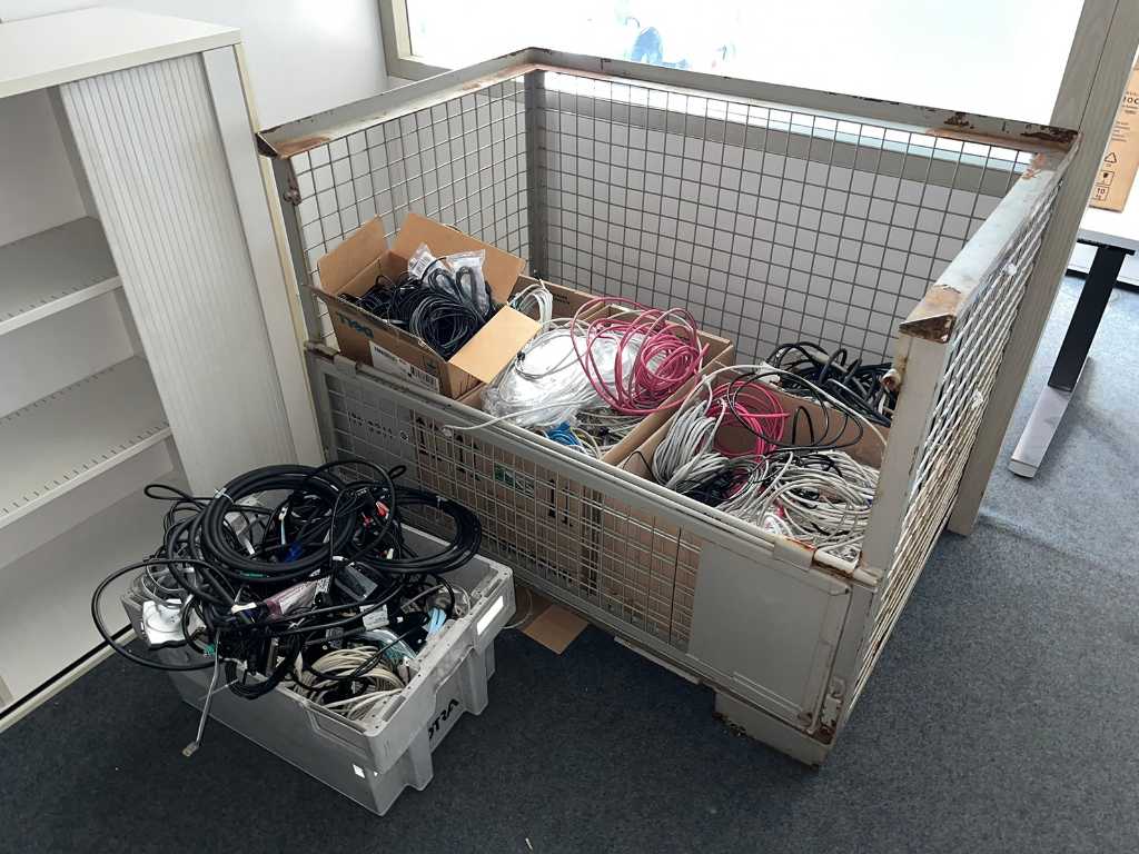 Gitterbehälter mit Kabelstapel und Handscannern