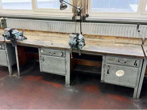   2 workbenches