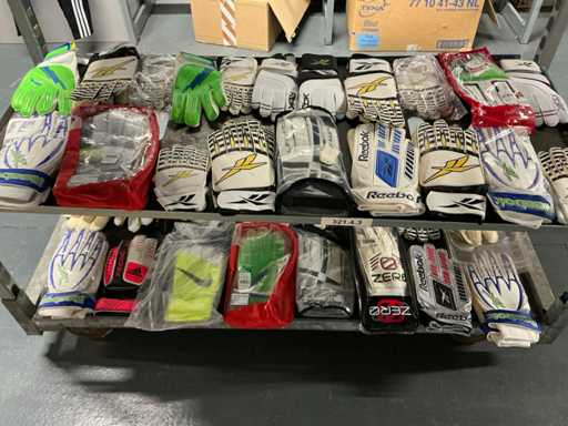 Partij diverse Reebok/Puma/Zero/Adidas/etc keepers handschoenen (146x)